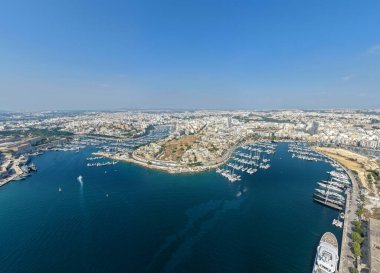 Ta 'Xbiex ve Roland Marina' nın Marsamxett Limanı, Malta 'da açık yaz gökyüzü altında demirlemiş yatları ile hava görüntüsü..