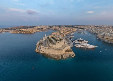 Birgu yarımadasındaki St Angelo Kalesi 'nin hava manzarası, yat marinası ve Grand Harbour suları yumuşak akşam ışığı altında..