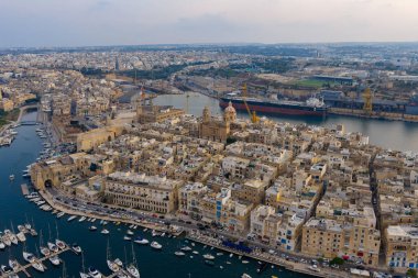 Günbatımında Maltas Grand Harbour 'a bakan yoğun kireçtaşı binaları ve marinasıyla Senglea' nın (L-Isla) hava manzarası.