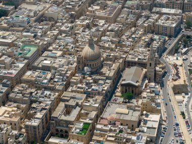 Valletta 'nın yüksek açılı hava manzarası, Malta yoğun kireçtaşı binalar, dar sokaklar ve tarihi şehir şebekesi boyunca uzanan büyük bir yol koridoru gösteriyor..
