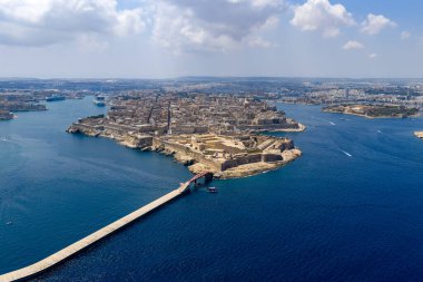Valletta yarımadası ve St Elmo Kalesi 'nin havadan görünüşü, Grand Harbour suları, dalgalar ve açık bir yaz gökyüzü altında tekneler..