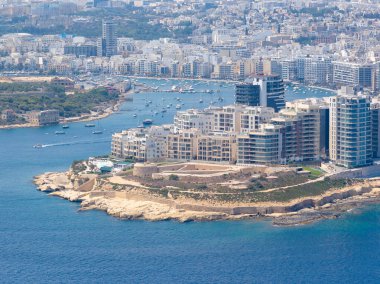 Fort Tigne ve kayalık Tigne Point yarımadasının hava manzarası modern liman binaları ve Gzira, Malta 'daki Marsamxett Limanı.