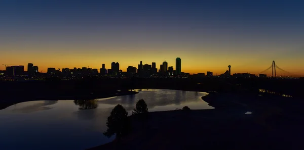 Línea del horizonte de Dallas al amanecer —  Fotos de Stock