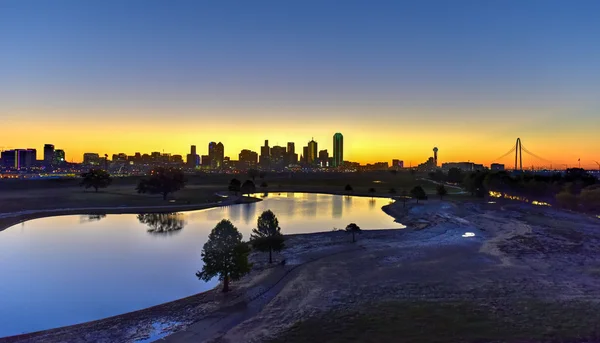 Dallas Skyline bei Sonnenaufgang — Stockfoto
