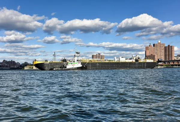 Barco remolcador en el río Hudson — Foto de Stock