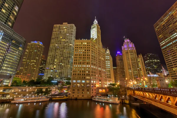 Chicago River skyline på natten — Stockfoto