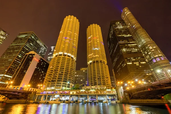 Chicago River skyline på natten — Stockfoto