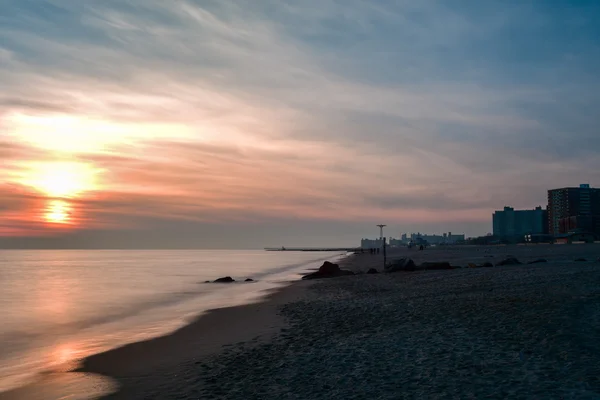 Drammatico tramonto sulla spiaggia di Coney Island — Foto Stock