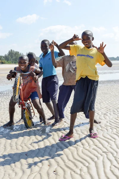 男孩们在维海滩，莫桑比克 — 图库照片