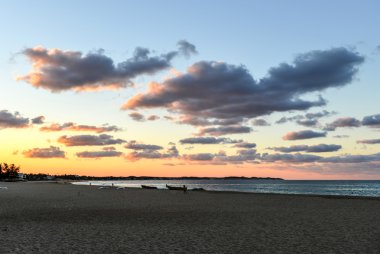 Tofo Beach günbatımı, Mozambik