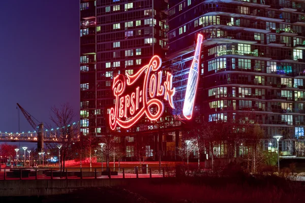 Pepsicola znamení Long Island City v noci — Stock fotografie