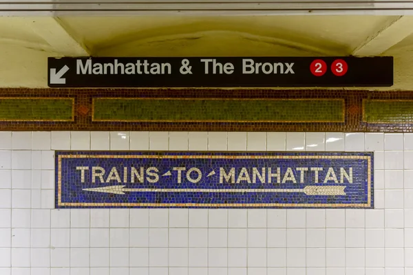 Trains to Manhattan Sign - New York City — Stockfoto