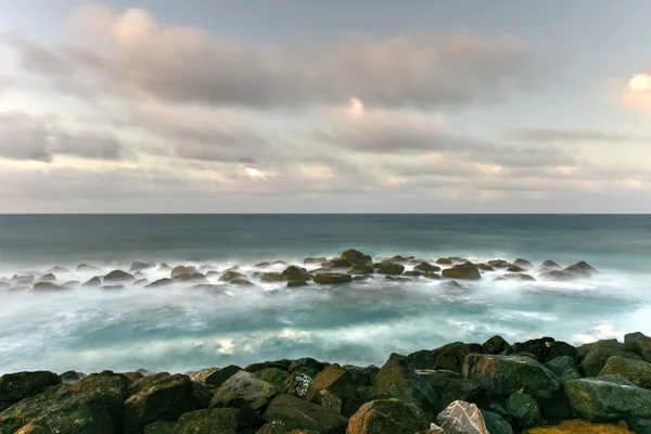 Praia e rochas fora de San Juan, Porto Rico — Fotografia de Stock