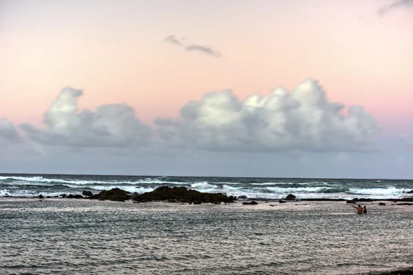 Playa y rocas frente a San Juan, Puerto Rico — Foto de Stock