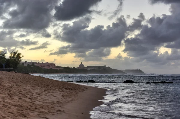 Praia e rochas fora de San Juan, Porto Rico — Fotografia de Stock