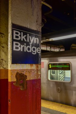 Brooklyn Köprüsü'nün metro istasyonu - New York City