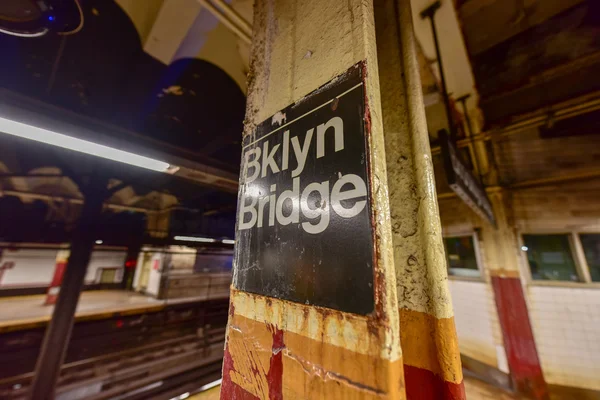 Brooklyn Köprüsü'nün metro istasyonu - New York City
