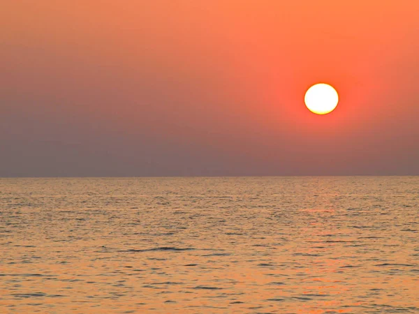 Akşamüstü turuncu ışıkla deniz manzarası