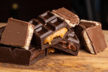 Çikolata parçaları. Çikolata ve vanilya kreması ile dolu.