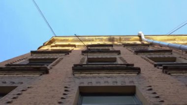 Eski bir evin duvarına yakın bir boşluk. Alt görünüm.