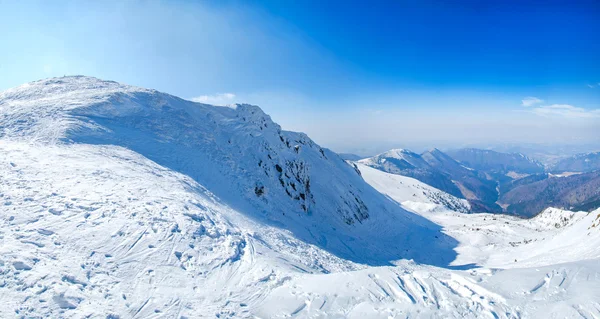 冬季冰雪覆盖的山峰在欧洲。冬季运动的好地方. — 图库照片