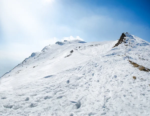 冬季冰雪覆盖的山峰在欧洲。冬季运动的好地方. — 图库照片