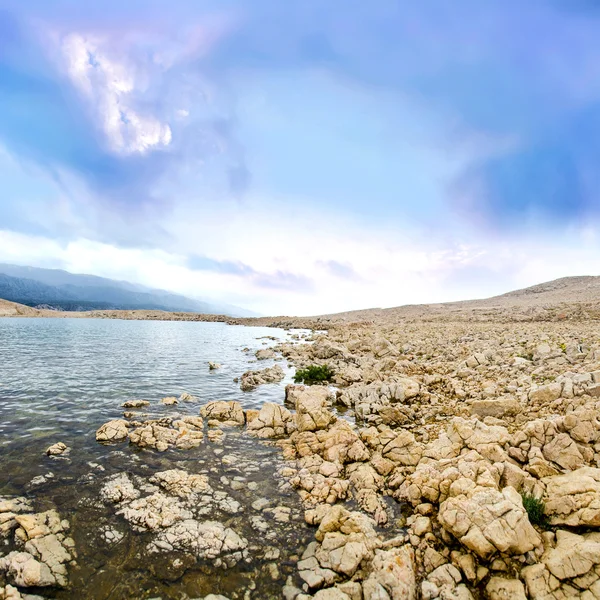 Panoramisch uitzicht op mooie kleurrijke rotsachtige kustlijn — Stockfoto