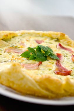 Ev yapımı ıspanak ve Pastırmalı yumurta Quiche ahşap tahta üzerinde bir pasta kabuk içinde. Fransız mutfağı
