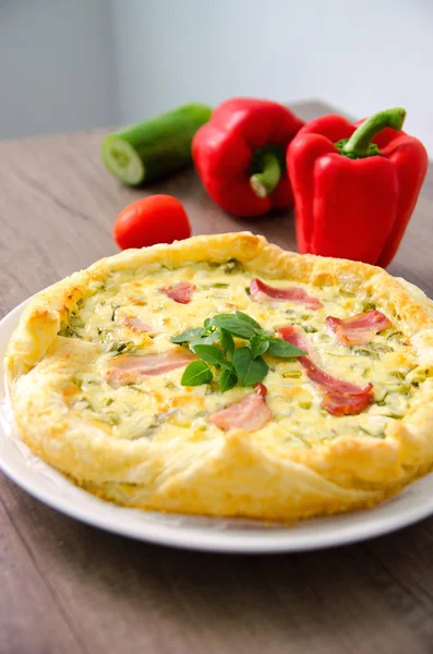 Hausgemachte Spinat-Speck-Ei-Quiche in einer Tortenkruste auf Holzplatte. Französische Küche — Stockfoto