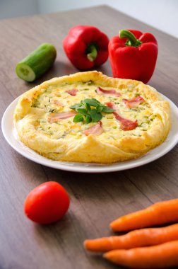 Ev yapımı ıspanak ve Pastırmalı yumurta Quiche ahşap tahta üzerinde bir pasta kabuk içinde. Fransız mutfağı