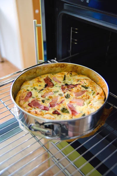 Ev yapımı ıspanak ve Pastırmalı yumurta Quiche pasta kabuk içinde. Fransız mutfağı — Stok fotoğraf