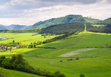 Slovakya'da küçük kasabada güzel manzara. Küçük köy Hills.