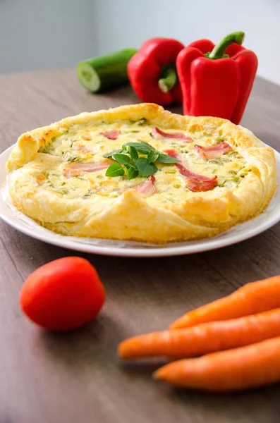 Hausgemachte Spinat-Speck-Ei-Quiche in einer Tortenkruste auf Holzplatte. Französische Küche — Stockfoto