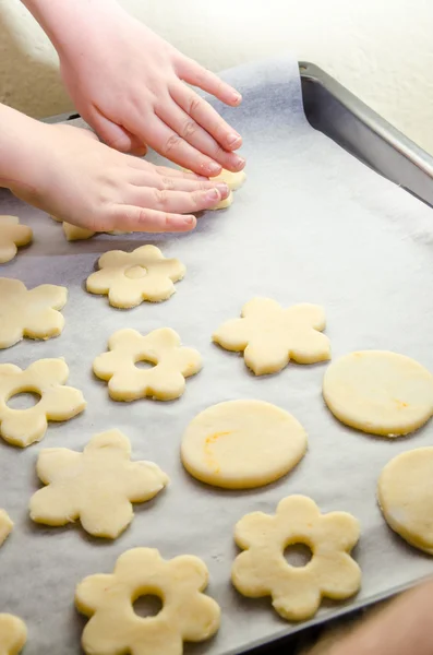 Mão fazendo biscoito de gengibre — Fotografia de Stock
