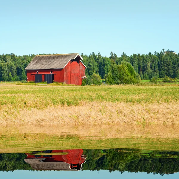 蓝色的天空映衬的美丽北欧红房子 — 图库照片