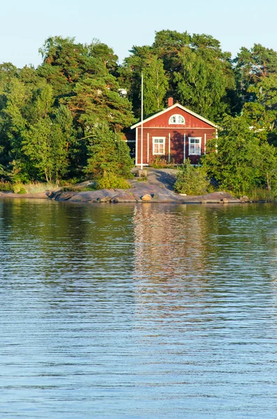 斯堪的纳维亚渔夫在海上的红房子 — 图库照片