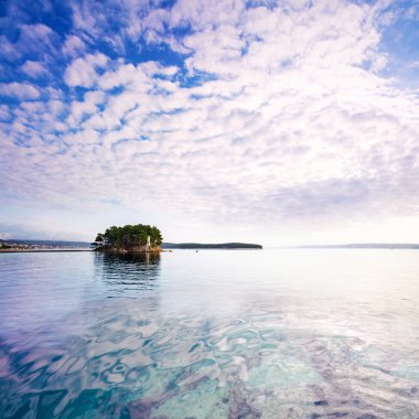 Gün batımı bulutlar deniz ada üzerinde