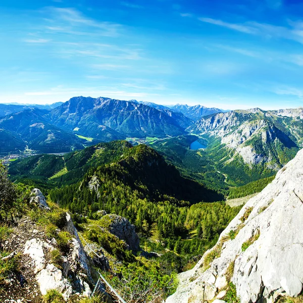 Dağlarda güneşli bir gün. Kayalar ve la dağ manzarası — Stok fotoğraf