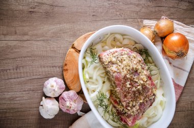 Gıda. Ahşap yüzey üzerinde taze sebzeler çiğ et mangal için. Et çiğ beaf biftek. 