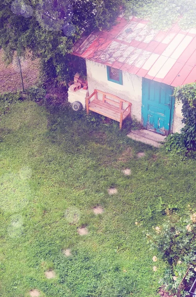 Instagram の効果のレトロなビンテージ フィルターと庭の家の静かな緑豊かな庭園の美しい景色 — ストック写真