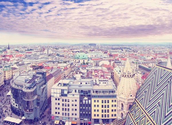 Vista de Viena a partir do telhado da Catedral de St.Stephan com instagram — Fotografia de Stock