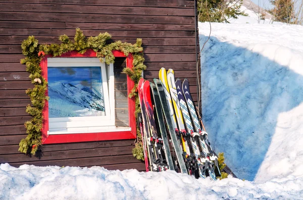 dağ kulübe kabin pencere yansımalar hill ve skiis ile