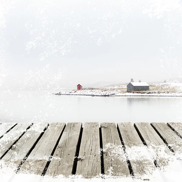 Noorwegen vakantiehuis op winter kust met houten platform dock met witte sneeuw grunge — Stockfoto