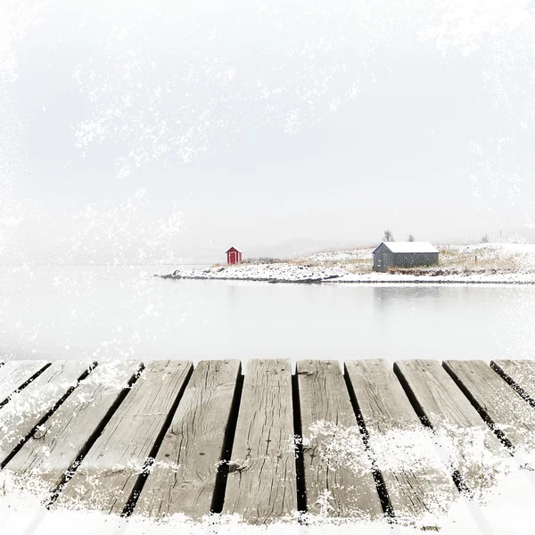 Νορβηγία εξοχικό σπίτι στην ακτή του χειμώνα με ξύλινη πλατφόρμα αποβάθρα με λευκό χιόνι grunge — Φωτογραφία Αρχείου