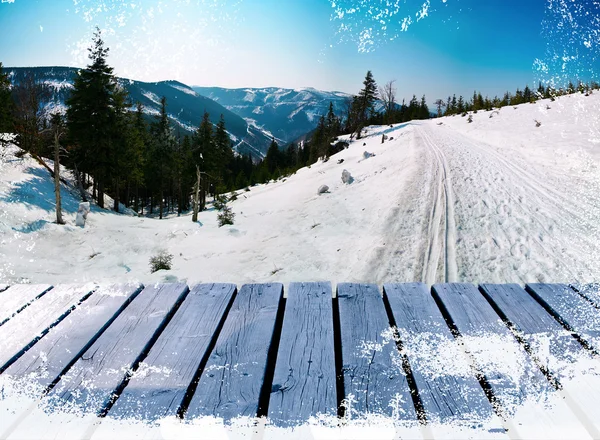 Fából készült erkéllyel, téli táj síelés út a grunge hó — Stock Fotó