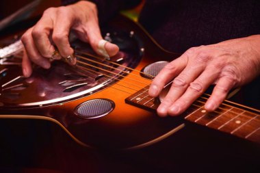Klasik Dobro gitar bir uzman tarafından konser üzerine oynadı. Yandan odaklı.