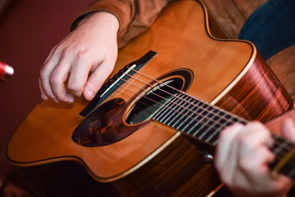 Guitarra Acústica a tocar. closeup Homens mãos tocando guitarra acústica — Fotografia de Stock