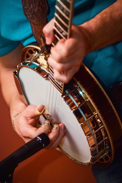 Fechar o homem mãos dedilhando no o velho banjo — Fotografia de Stock