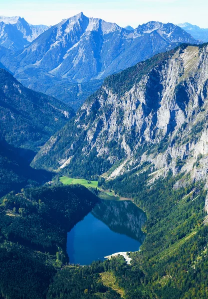 Scenario del lago in alta montagna — Foto Stock