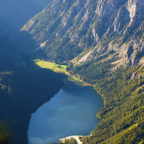 Scenario del lago in alta montagna — Foto Stock